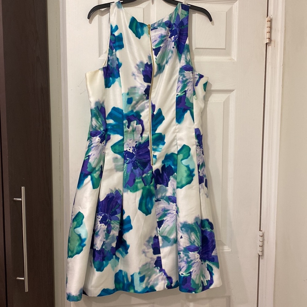 Gorgeous, fully lined fit & flare Floral Dress, great for any occasion! - Picture 2 of 6